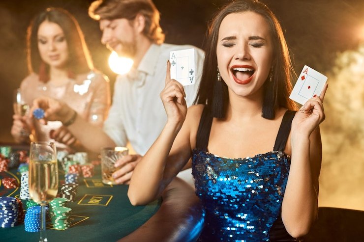 Pengguna mobile membaca aturan referral